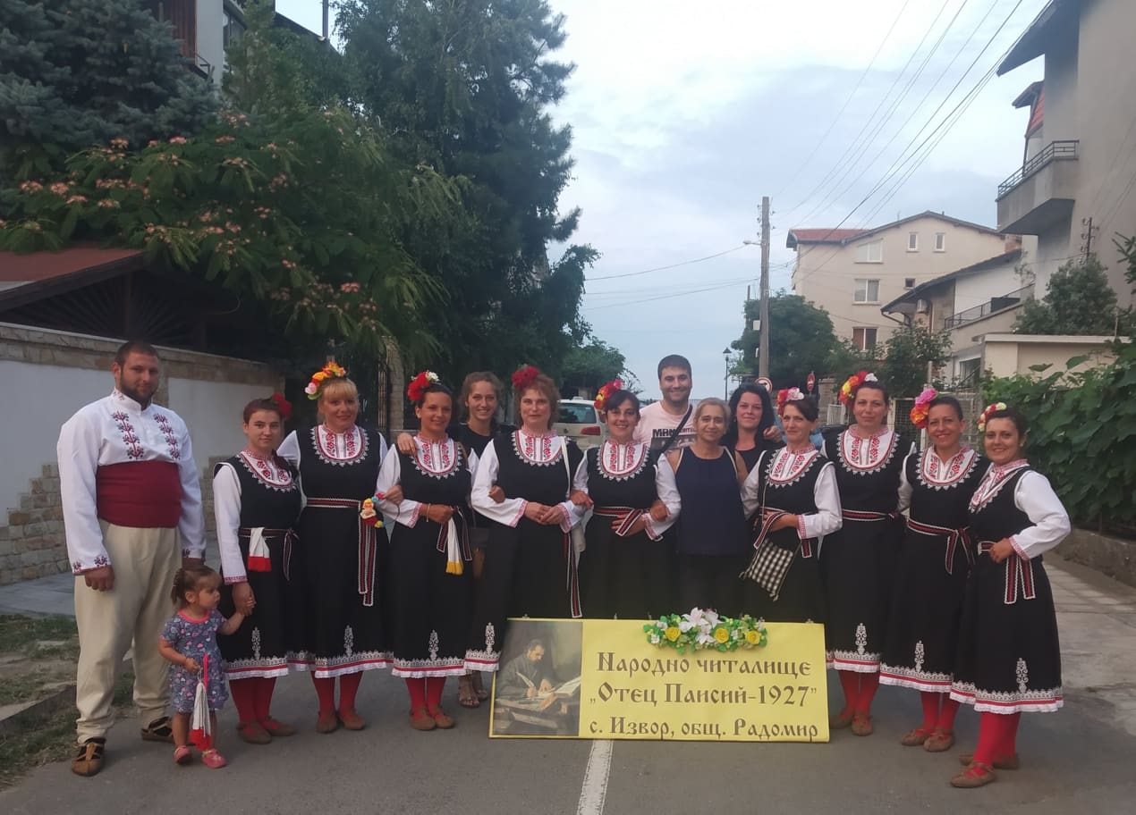 Танцов състав “Изворски наниз”